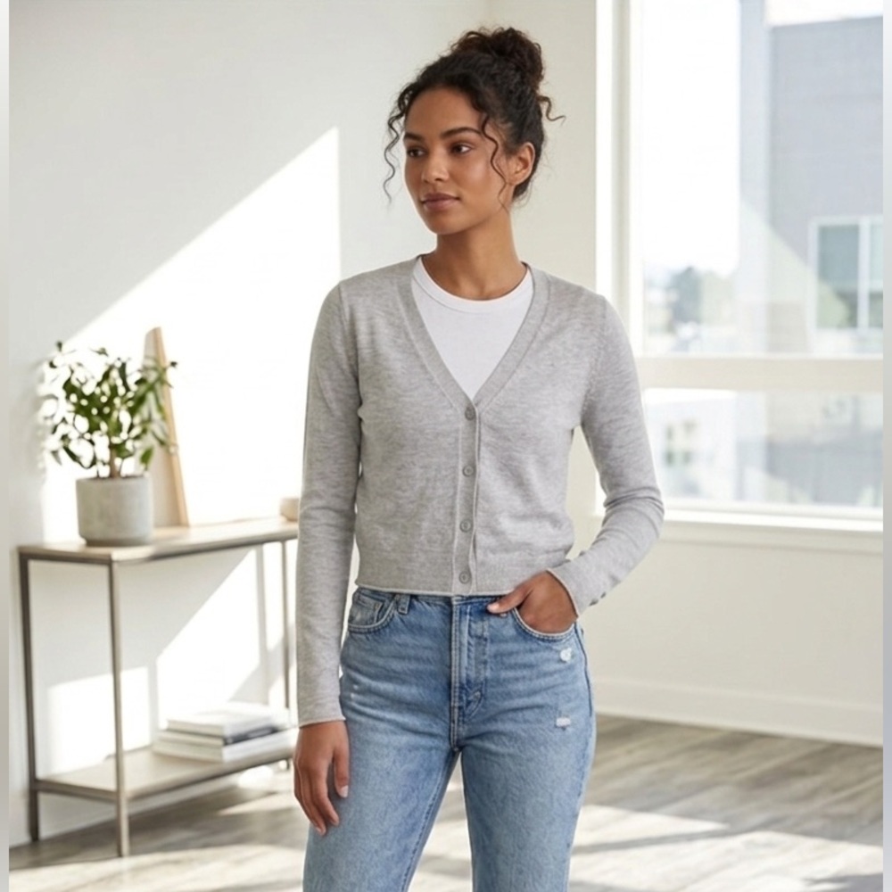 Fitted Cropped Gray Fine Knit Button-Up Cardigan with rolled hem
